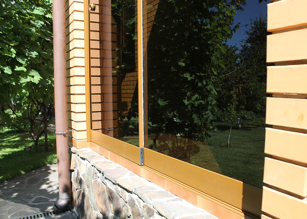 Установка раздвижных алюминиевых дверей для веранды